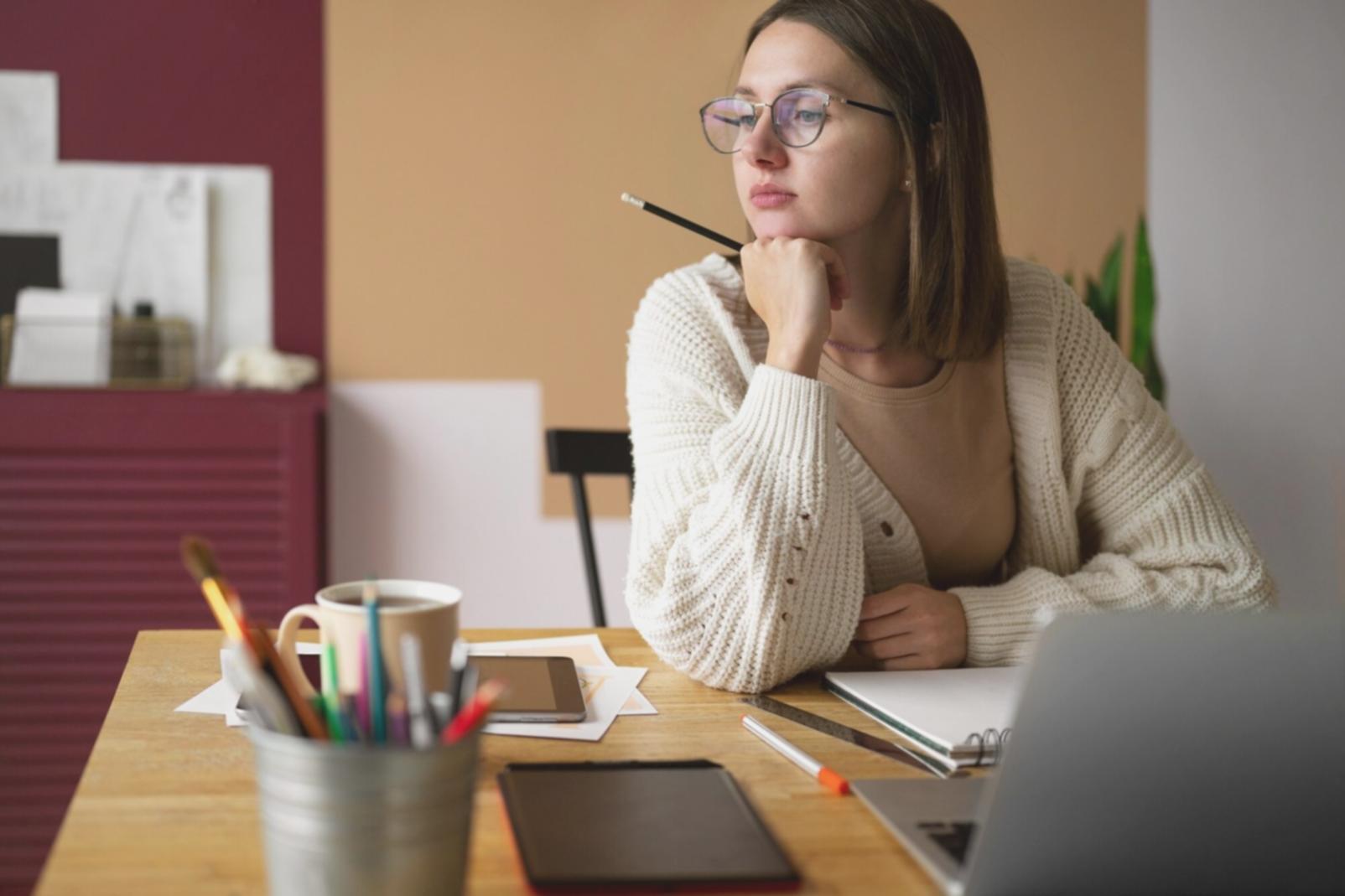 Équipe d'experts en analyse financière travaillant sur des rapports détaillés